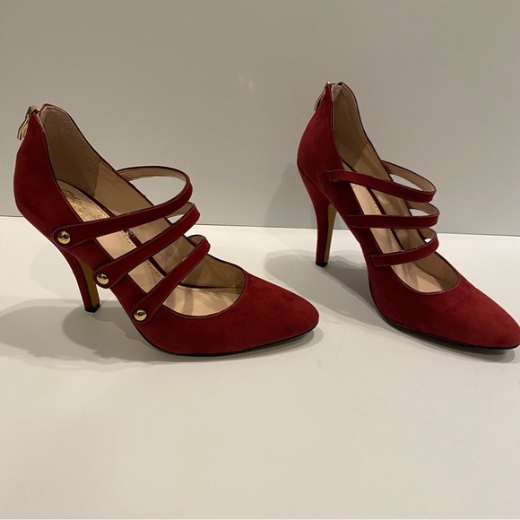 Burgundy 3” Vince Camuto bootie pumps with 3 straps and gold detailing - Picture 8 of 10